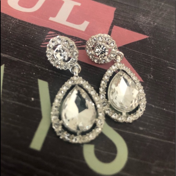 Ice dangling Crystal &Cubic zirconia Post Earrings - Picture 7 of 8